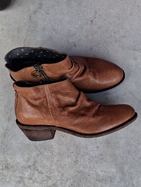 Fiorentini + Baker GOODYEAR Tan Butter Leather Ankle Boots w/ Side Zip Size 40